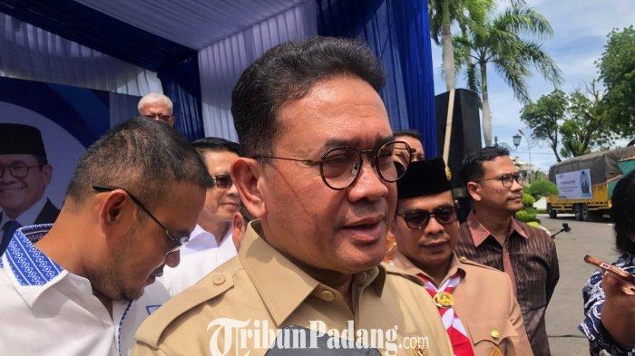 KUNKER- Menteri Perdagangan Budi Santoso memberikan keterangan kepada wartawan usai melakukan pelepasan ekspor produk ekstrak gambir PT Salimbado Jaya Indonesia ke India di Istana Gubernur Sumatera Barat, Selasa (18/11/2025).