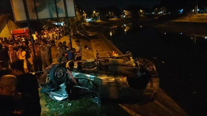 Detik-detik Minibus Tertabrak Kereta Api di Padang, Warga Dengar Klakson Panjang dan Benturan Keras