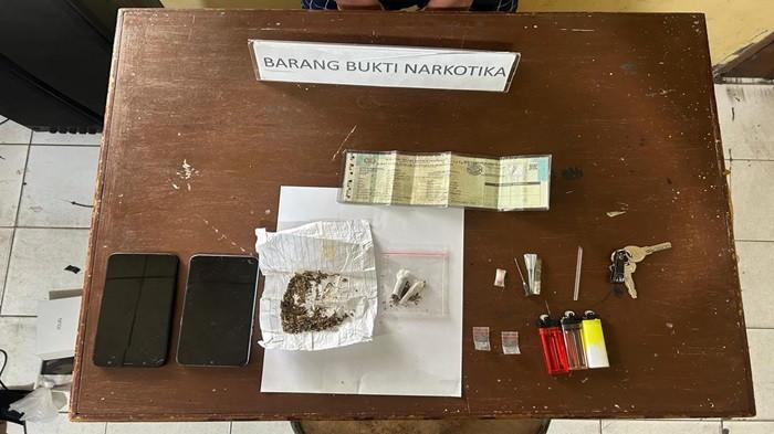 Polisi Ringkus Ayah dan Anak Pengguna Narkotika, Tiga Paket Ganja dan Sabu Diamankan