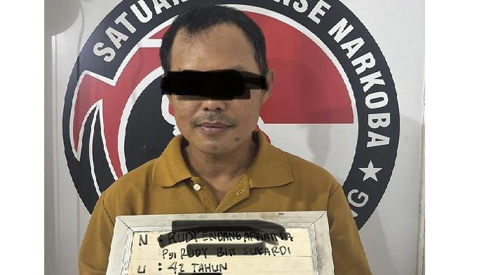 NARKOBA: Satuan Reserse Narkoba (Satresnarkoba) Polres Sijunjung berhasil membongkar praktik peredaran gelap narkotika golongan I jenis sabu di wilayah hukumnya. Seorang pria berinisial REF (42) alias Rudi, yang sehari-hari bekerja sebagai petani, tak berkutik saat disergap petugas kepolisian pada Minggu (8/3/2026) malam sekira pukul 23.30 WIB.