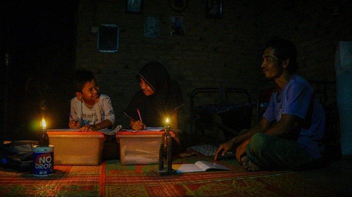 Merekam Kehidupan Rasip dan Keluarga di Padang Pariaman, Belasan Tahun Hidup Tanpa Listrik