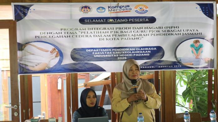 PELATIHAN P3K UNP - Narasumber Dra. Darni, M.Pd menyampaikan materi tentang konsep dasar pertolongan pertama pada kecelakaan (P3K) dan penanganan cedera olahraga kepada guru-guru PJOK se-Kota Padang dalam kegiatan yang digelar Departemen Pendidikan Olahraga, Fakultas Ilmu Keolahragaan, UNP, di Padang.