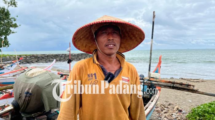 PUILAKDA TIDAK LANGSUNG- Masrianto (42)  menyampaikan penolakan terhadap wacana perubahan mekanisme Pilkada dari pemilihan langsung oleh rakyat menjadi dipilih oleh DPRD, pada Kamis (15/1/2026).