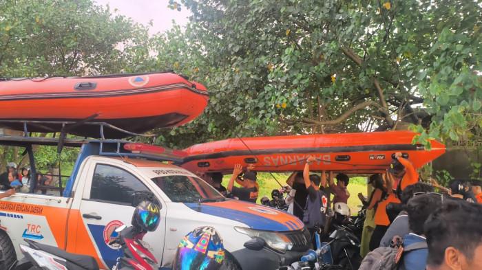 ORANG HANYUT - Tim SAR Gabungan menarik perahu karet ke daratan usai pencarian dua bocah yang dilaporkan tenggelam di perairan Pantai Ujung Karang, belakang Kampus Bung Hatta, Kecamatan Padang Utara, Kota Padang, Sabtu (18/4/2026). Danru SAR Kelas A Padang, Tri Desyu sebut pencarian hari pertama nihil dan dilanjutkan Minggu besok pukul 07:30 WIB.