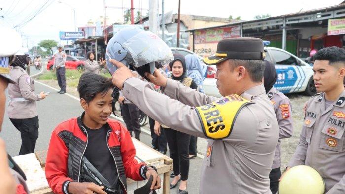 Kapolres Pasaman Barat Bagikan Helm Gratis dalam Operasi Keselamatan Singgalang 2025