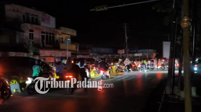 PADAM- Arus lalu lintas di Simpang Alai, Kecamatan Padang Utara mendadak semrawut usai listrik padam secara mendadak, Jumat (22/5/2026). Listrik di Kota Padang padam sejak selepas Magrib