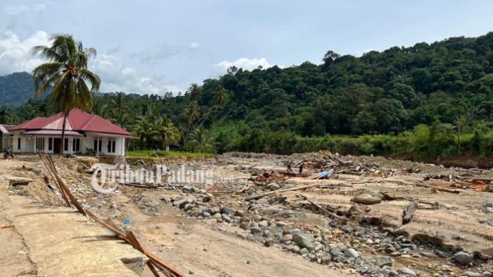 PASCA BANJIR BANDANG: Sisa-sisa amukan banjir bandang yang terjadi pada akhir November 2025 lalu rupanya belum beranjak. Saat TribunPadang.com berkunjung Senin (19/1/2026) hamparan sawah dan rumah masih dipenuhi material sisa banjir bandang
