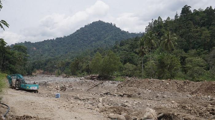 PASCA BANJIR - Suasana di Kawasan Batu Busuk, Kecamatan Pauh, Kota Padang, Sumbar, pasca banjir bandang pada Februari 2026. Di atas lahan yang kini mati total itu, pemulihan ekonomi terasa berjalan di tempat.