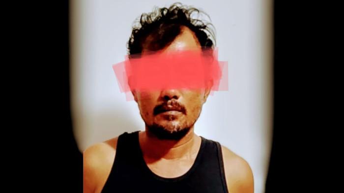 PENANGKAPAN PELAKU PENCURIAN – Pelaku dugaan pencurian dan masuk rumah tanpa izin berinisial WS (38) diamankan personel Opsnal Polsek Pauh setelah ditangkap di kediamannya di Kelurahan Pisang, Kecamatan Pauh, Kota Padang, Sabtu (14/3/2026) dini hari. Polisi turut mengamankan sejumlah barang bukti terkait kasus tersebut. (Foto/Polsek Pauh).