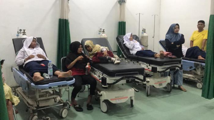 PELAJAR KERACUNAN - Pelajar dilarikan ke Rumah Sakit Umum Darurat (RSUD) Padang Panjang lantaran mengalami gejala mual, sakit perut dan demam, Selasa (7/10/2025). Mereka dilarikan ke RSUD setelah mengalami mual, sakit perut dan demam.