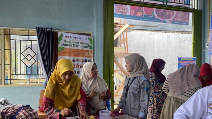 PELATIHAN- UNP melaksanakan PKM 2025 di Nagari Maninjau, Kabupaten Agam, Sumatera Barat secara bertahap Oktober-November 2025. Kegiatan melalui pendanaan DPPM ini mengusung tema Hilirisasi Produk Kuliner Lokal Nagari Maninjau dengan Pendekatan One Village One Product (OVOP) untuk Pemberdayaan dan Penguatan Ekonomi Masyarakat.