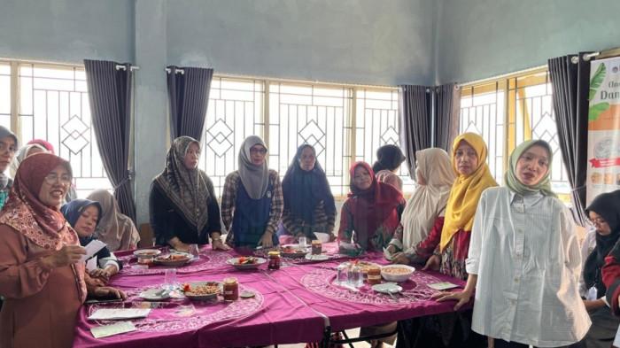 PELATIHAN- UNP melaksanakan PKM 2025 di Nagari Maninjau, Kabupaten Agam, Sumatera Barat secara bertahap Oktober-November 2025. Kegiatan melalui pendanaan DPPM ini mengusung tema Hilirisasi Produk Kuliner Lokal Nagari Maninjau dengan Pendekatan One Village One Product (OVOP) untuk Pemberdayaan dan Penguatan Ekonomi Masyarakat.