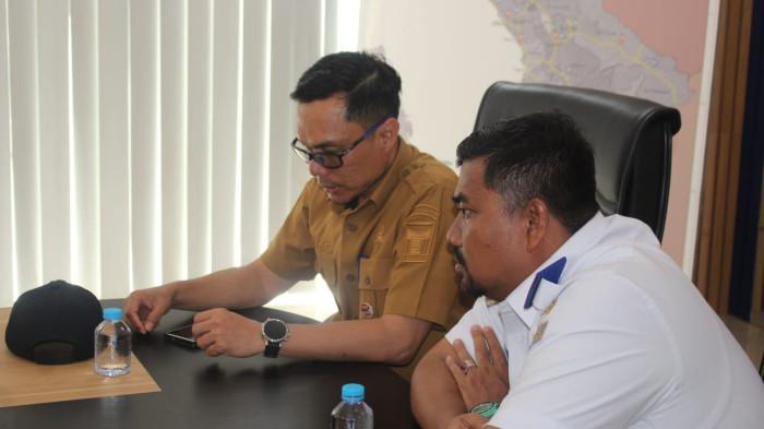 PELEBARAN JALAN - Kepala Dinas PUPR Kota Padang, Malvi Hendri, saat membahas rencana pelebaran akses jalan menuju Terminal Anak Air, Kota Padang, Senin (11/5/2026). Malvi menyebut jalan di sekitar terminal akan diperlebar hingga 9 atau 10 meter untuk memudahkan akses.