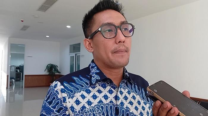 PENANGANAN KRISIS AIR - Ketua Komisi II DPRD Kota Padang, Rachmad Wijaya saat diwawancarai, Kamis (22/1/2026). DPRD meminta Pemko Padang agar melakukan audit ke PDAM karena dinilai lemah dalam penyelesaian krisis air bersih.