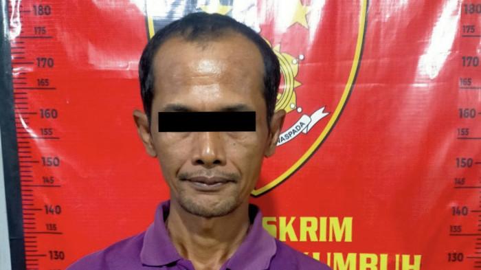 PENANGKAPAN PELAKU PENCURIAN: Penampakan terduga pelaku pencurian cabai di sebuah kedai di di Pasar Ibuh pada Desember 2023 lalu saat berada di Mapolres Payakumbuh, Kamis (13/11/2025). Kasat Reskrim Polres Payakumbuh, IPTU Andrio sebut terduga pelaku merupakan DPO pencurian cabai.