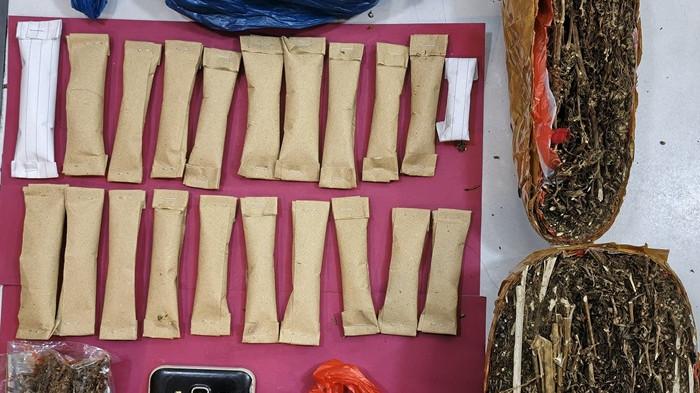 PENANGKAPAN PENYALAHGUNAAN NARKOTIKA: Penampakan barang bukti ganja yang berhasil diamankan Satresnarkoba Polresta Padang di sebuah kontrakan Pinggir Jalan Simpang Gang Loko, Kelurahan Pampangan, Kecamatan Lubuk Begalung, Kota Padang, Rabu (24/12/2025). Kasat Narkoba Polresta Padang, AKP Martadius sebut terduga pelaku diamankan di kontrakannya beserta 23 paket ganja besar dan kecil.