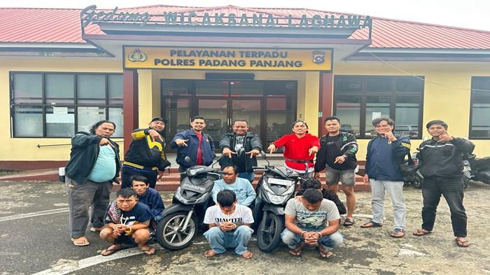 PENCURIAN SEPEDA MOTOR: Penangkapan terduga pelaku pencurian sepeda motor saat dibawa ke Mako Polres Padang Panjang, Kamis (6/11/2025) lalu. Kasat Reskrim Polres Padang Panjang, IPTU Ary sebut terduga ketiga pelaku curanmor sudah lakukan aksinya sebanyak tiga kali.
