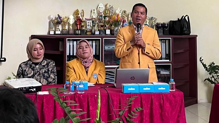 PENELITIAN DAN PENGABDIAN: Dosen Universitas Negeri Padang (UNP) memberikan penjelasan materi strategi pemasaran digital kepada pelaku usaha Bika dan Pinyaram dalam kegiatan pelatihan pembuatan konten video di Kayu Tanam, Padang Pariaman, Agustus-September 2025.