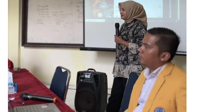 PENELITIAN DAN PENGABDIAN: Pemateri memberikan penjelasan materi pembuatan konten promosi digital kepada pelaku usaha mikro Bika dan Pinyaram dalam pelatihan yang digelar tim dosen Universitas Negeri Padang (UNP) di Kayu Tanam, Padang Pariaman, Agustus-September 2025.