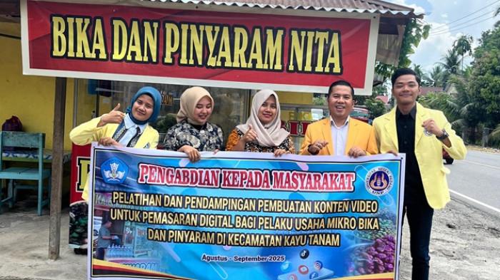 PENELITIAN DAN PENGABDIAN: Tim dosen Universitas Negeri Padang (UNP) mengunjungi salah satu outlet penjual Bika dan Pinyaram di Kayu Tanam, Padang Pariaman, dalam rangka pendampingan pemasaran digital bagi pelaku usaha mikro, Agustus-September 2025.