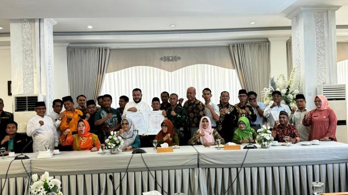 PENGAWASAN BULAN RAMADAN - Ketua DPRD Kota Padang Muharlion bersama Wali Kota Padang Fadly Amran, unsur Forkopimda, serta pimpinan organisasi kemasyarakatan, sosial, keagamaan dan kepemudaan berfoto bersama usai menyepakati komitmen menjaga kondusivitas dan ketertiban selama bulan suci Ramadan 1447 H di Gedung Putih Kediaman Resmi Wali Kota Padang, Jumat (13/2/2026).