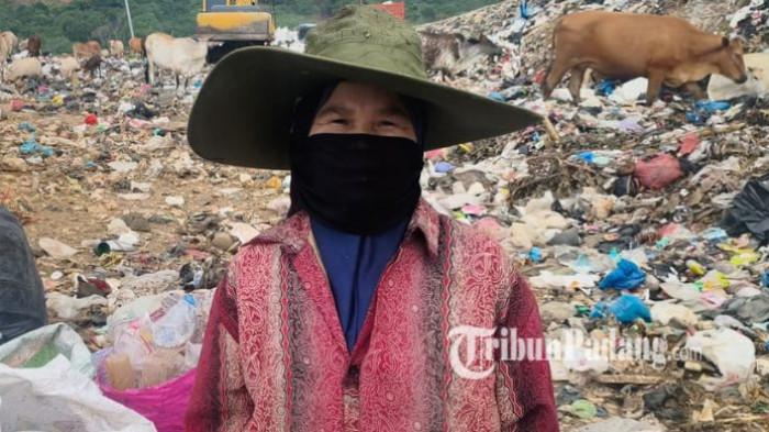 PENGEPUL SAMPAH PLASTIK - Pengepul, Asmanidar saat diwawancarai di TPA Aie Dingin, Kelurahan Aia Dingin, Kecamatan Koto Tangah, Kota Padang, Selasa (3/2/2026). Asmanidar sebut sudah sekolahkan tiga anak dari hasil mengepul sampah plastik selama 35 tahun.