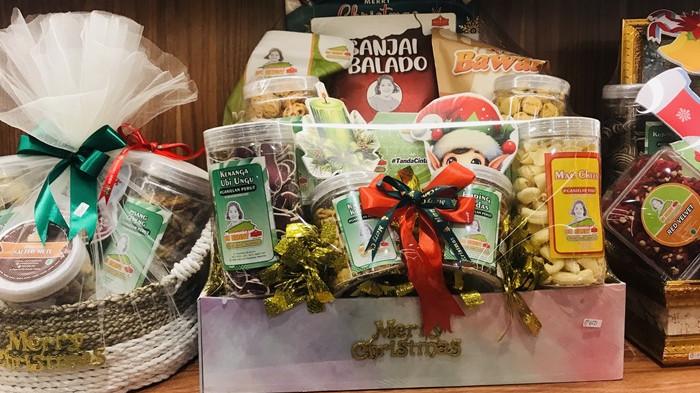 PENJUALAN HAMPERS NATAL: Penampakan paket hampers untuk Natal di rumah jajan Henny, di Jalan Niaga No.273, Kampung Pondok, Kecamatan Padang Bararat, Kota Padang, Selasa (23/12/2025). Henny sebut penjualan hampers menurun di tengah bencana Sumbar, namun tidak signifikan.