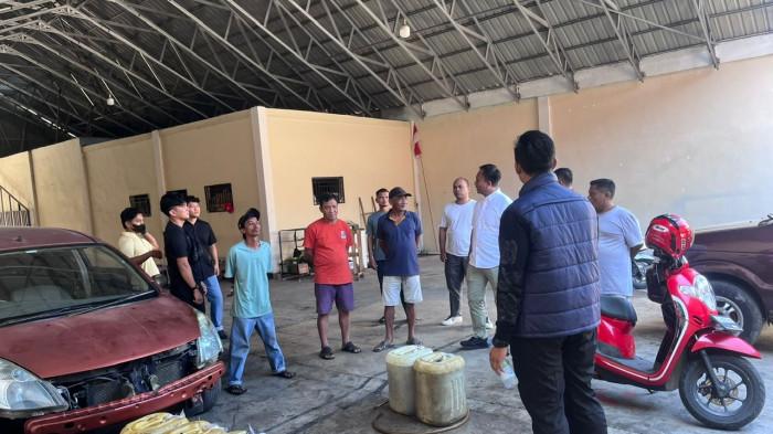 PENYALAHGUNAAN BBM-Satuan Reserse Kriminal Kepolisian Resor Pasaman Barat membongkar praktik culas penyalahgunaan dan penimbunan bahan bakar minyak atau BBM bersubsidi. Aksi penyelewengan yang merugikan masyarakat dan negara ini berhasil dihentikan aparat pada Selasa (26/5/2026) pagi sekitar pukul 10.00 WIB.