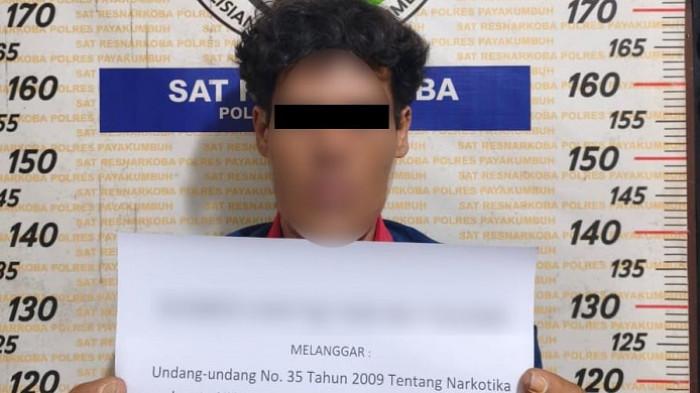 PENYALAHGUNAAN NARKOTIKA - Tersangka berinisial GL (40) diamankan Satresnarkoba Polres Payakumbuh saat pengungkapan kasus peredaran narkotika jenis ganja, Rabu (29/4/2026). Dari tangan pelaku, polisi menyita barang bukti ganja dengan total berat mencapai 982,61 gram.