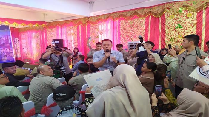 PENYERAHAN SERTIFIKAT TANAH: Menteri Koordinator Bidang Infrastruktur dan Pembangunan Kewilayahan Agus Harimurti Yudhoyono (AHY) memberikan keterangan kepada wartawan usai kegiatan di Kecamatan Kuranji, Kota Padang, Selasa (30/9/2025). AHY bersama jajaran Kementerian ATR/BPN menegaskan komitmen pemerintah dalam penyelesaian persoalan pertanahan dan konflik agraria di Sumatera Barat