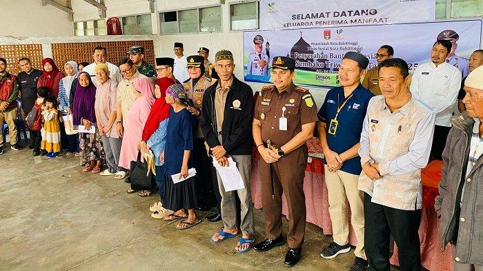 Pemko Bukittinggi Salurkan Bansos dan PKH, 2.751 Warga Terima Bantuan