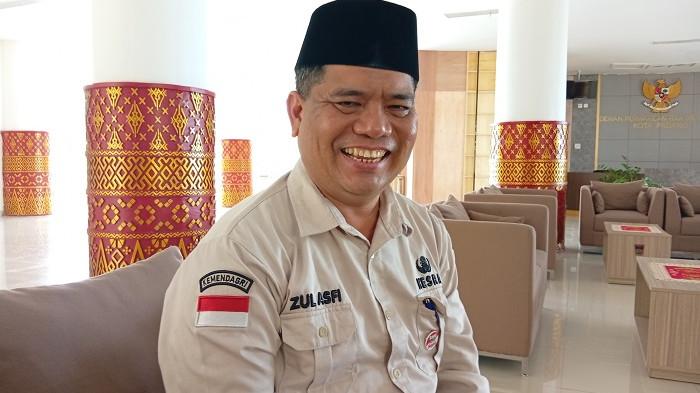 PERSIAPAN SALAT IDUL ADHA – Plh Kepala Bagian Kesejahteraan Masyarakat (Kesra) Setdako Padang, Zul Asfi, saat diwawancarai di Gedung DPRD Kota Padang, Selasa (26/5/2026). Pemko Padang memusatkan pelaksanaan Salat Idul Adha 1447 Hijriah di Masjid Agung Nurul Iman pada Rabu (27/5/2026) dengan kapasitas jemaah diperkirakan mencapai 10 ribu orang.