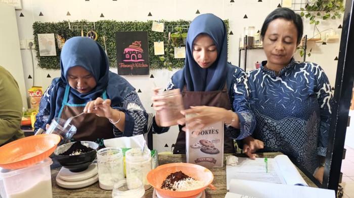 Dorong Kemandirian Ekonomi, PT Semen Padang Dukung Pelatihan Tata Boga untuk Warga Teluk Bayur