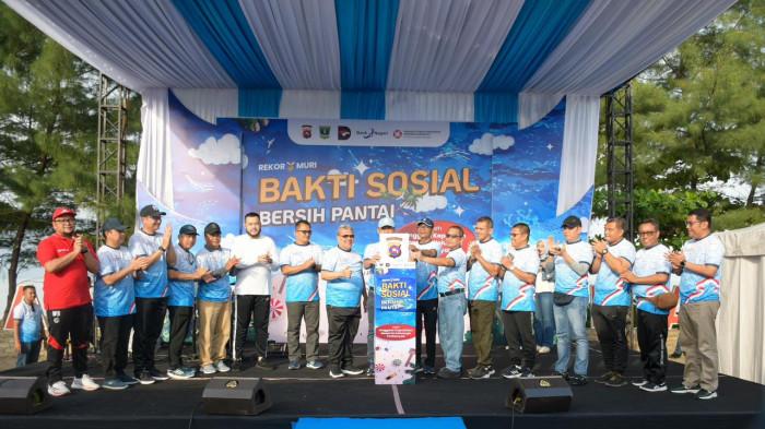Didukung PT Semen Padang, Polda Sumbar Pecahkan Rekor MURI Lewat Aksi Bersih Pantai Purus Padang