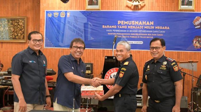 SERAHKAN HASIL PENINDAKKAN - Kepala Kanwil DJBC Riau Parjiya, menyerahkan hasil penindakan Kantor Pengawasan dan Pelayanan Bea dan Cukai (KPPBC) Tipe Madya Pabean B Teluk Bayu kepada Plt. Direktur Utama PT Semen Padang Pri Gustari Akbar. Hasil penindakan berupa rokok ilegal itu diserahkan untuk dimusnahkan di Pabrik PT Semen Padang.