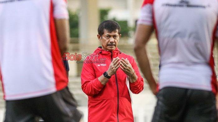 Pelatih timnas U-20 Indonesia, Indra Sjafri, sedang memantau para pemainnya berlatih di Stadion Madya, Senayan, Jakarta, Rabu (15/1/2025). Indra Sjafri akhirnya mengumumkan sebanyak 23 pemain untuk membela Timas U-20.