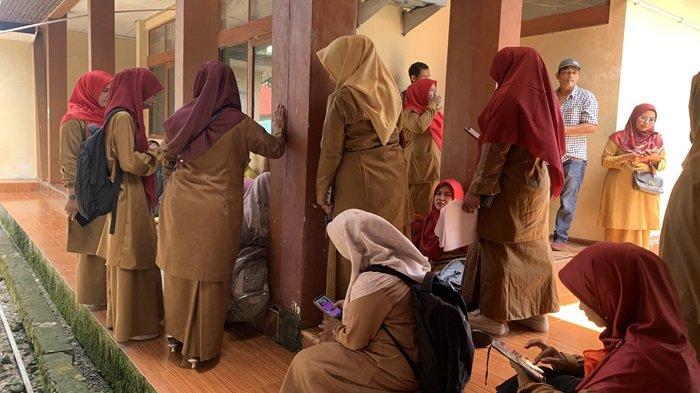 Pemkab Padang Pariaman Dinilai Buat Aturan Baru PPPK, Puluhan Guru Honorer Datangi Kantor DPRD