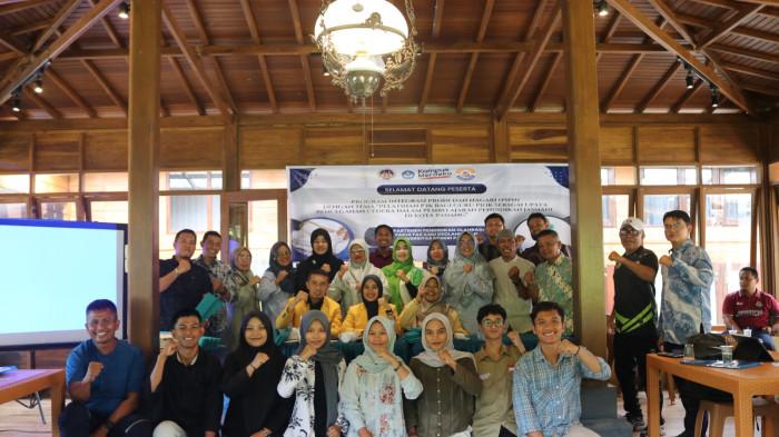PELATIHAN P3K UNP - Para peserta bersama narasumber dan panitia pelaksana berfoto bersama usai kegiatan Pelatihan P3K bagi Guru PJOK se-Kota Padang yang digelar Departemen Pendidikan Olahraga, Fakultas Ilmu Keolahragaan, Universitas Negeri Padang (UNP), di Padang.