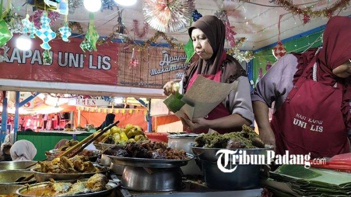 Pedagang nasi Kapau di los lambuang Bukittinggi.