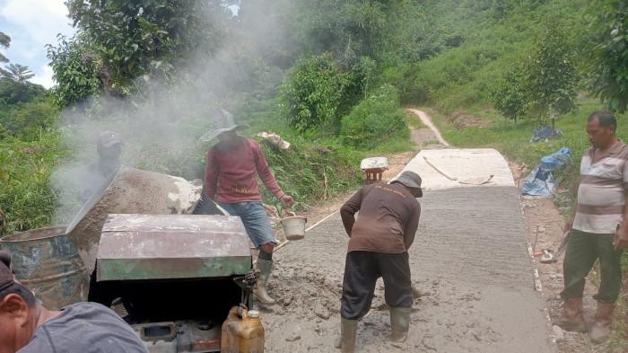 Gotong Royong di Puncak Labuang: Peladang dan PT Semen Padang Ubah Jalan Tanah Jadi Beton