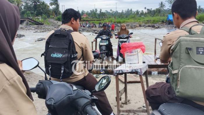 Pelajar antre di tepian Sungai Lubuk Aur und