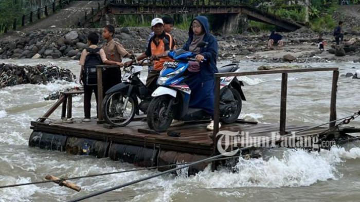 JEMBATAN PUTUS - Warga menyeberangi Sungai Lubuk Aur menggunakan rakit darurat, Rabu (6/5/2026). Akses ini digunakan setiap hari sejak jembatan penghubung putus akibat banjir bandang November 2025.