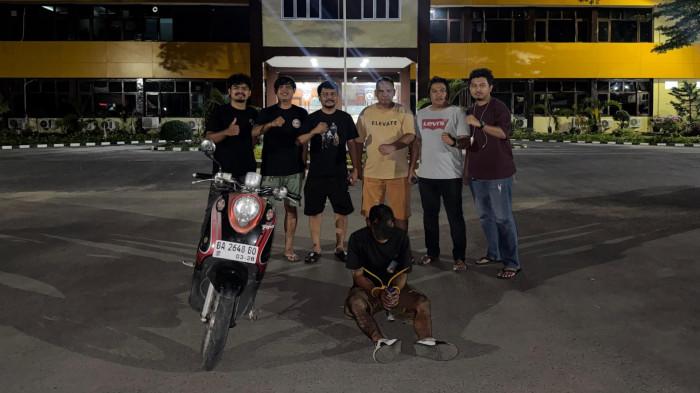 PENANGKAPAN CURANMOR - Seorang terduga pelaku pencurian sepeda motor diamankan warga di kawasan Pasar Raya Padang, Selasa (5/5/2026). Tim Klewang Satreskrim Polresta Padang kemudian membawa pelaku beserta barang bukti satu unit sepeda motor untuk proses hukum lebih lanjut.