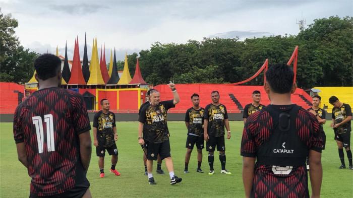 Dejan Antonic Tak Ingin Pemain Semen Padang Tertekan Jelang Hadapi Borneo FC di GHAS