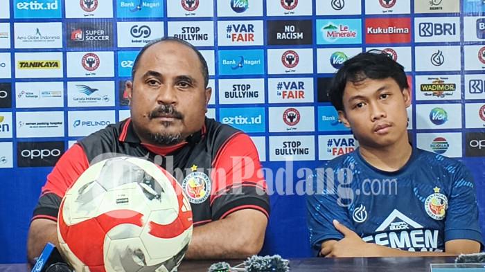 BRI SUPER LEAGUE- Pelatih Semen Padang FC, Imran Nahumarury, bersama pemain Firman Juliansyah memberikan keterangan kepada awak media saat jumpa pers jelang laga menghadapi Persijap Jepara di kompleks Mes Indarung Semen Padang, Minggu (19/4/2026). Semen Padang FC menargetkan tiga poin saat tampil di kandang pada pekan ke-28 BRI Super League.