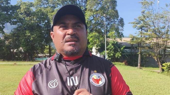 SEMEN PADANG FC - Pelatih Semen Padang FC, Imran Nahumarury, memberikan keterangan kepada TribunPadang.com usai memimpin sesi latihan di mes Kabau Sirah, Indarung, Padang, Jumat (17/4/2026), jelang menghadapi Persijap Jepara pada pekan ke-28 BRI Super League.
