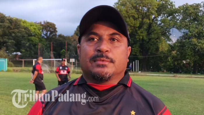 BRI SUPER LEAGUE - Pelatih kepala Semen Padang FC, Imran Nahumarury, memimpin sesi latihan tim di Komplek Mes Indarung Semen Padang, Kamis (2/4/2026). Pelatih kepala Semen Padang FC, Imran Nahumarury, mengatakan timnya fokus memperbaiki berbagai aspek permainan selama masa persiapan.