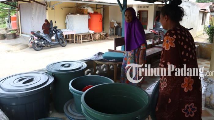 KEKERINGAN DI PADANG - Puluhan ember berbagai ukuran hingga tangki air (tedmond) berjejer di halaman rumah warga di Kelurahan Kuranji, Kecamatan Kuranji, Kota Padang, Senin (23/2/2026). Pemandangan ini seolah menjadi monumen bisu atas krisis air bersih yang melanda kawasan tersebut selama berbulan-bulan.