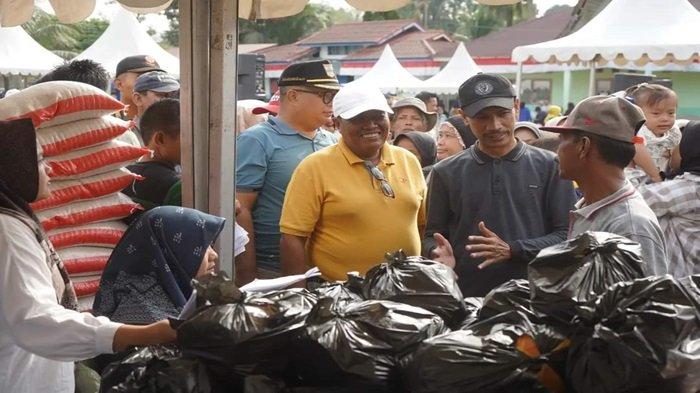 Pemkab Solok Selatan Bagikan 1000 Paket Sembako saat CFD di Kecamatan Sangir Jujuan