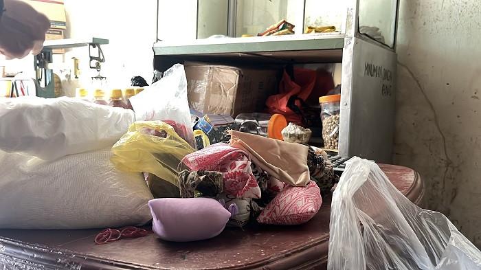 SERAK GULO PADANG - Warga saat persiapan tradisi serak gulo di Pasa Batipuh, Pasa Gadang, Padang Selatan, Kota Padang, Jumat (14/11/2025). - Pemerintah Kota Padang, Sumatera Barat, menyiapkan satu ton gula pasir untuk mendukung pelaksanaan tradisi serak gulo warga keturunan India di Masjid Muhammadan.